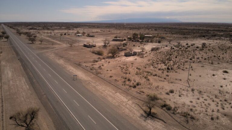 Cuando el sonido del desierto dialoga con la prisa de la ciudad