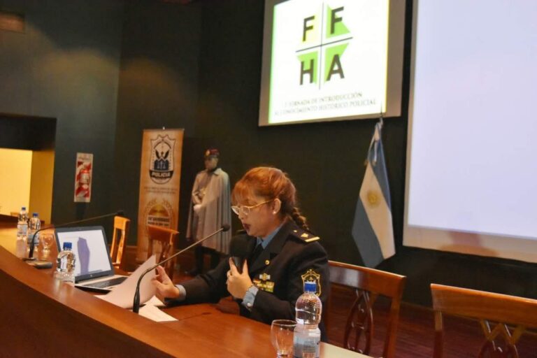 Entre los libros y el uniforme, una historia que rompe barreras